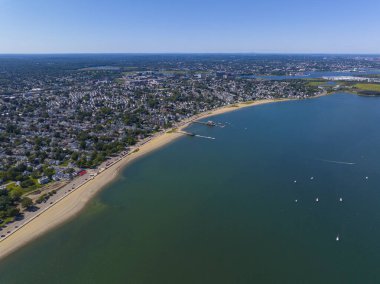 Wollaston Beach hava manzarası ve Quincy Shore Drive ile Squantum ve Wollaston Yat Kulübü, Quincy, Massachusetts MA, ABD. 