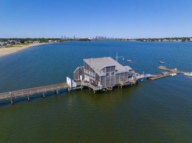 Wollaston Sahili hava manzarası ve Boston City Skyline ile Squantum Yat Kulübü, Wollaston, Quincy, Massachusetts MA, ABD. 