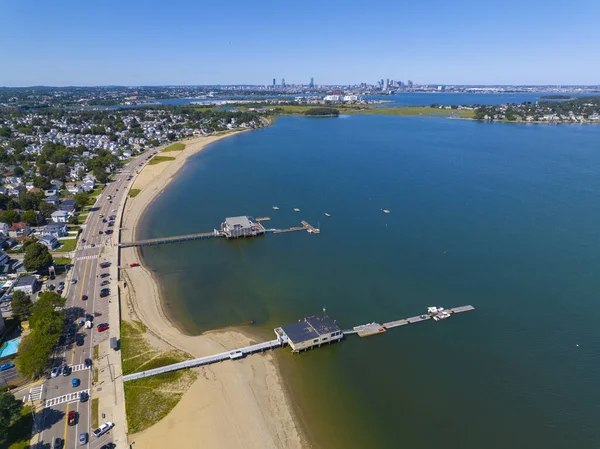 Wollaston Beach hava manzaralı Squantum ve Wollaston Yat Kulübü ile Boston City Skyline, Wollaston, Quincy, Massachusetts MA, ABD. 