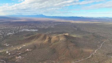 Tucson Dağları 'ndaki Golden Gate Dağı zirvesi, ABD' nin Arizona AZ kentindeki Saguaro Ulusal Parkı yakınlarındaki Gates Geçidi 'nden Sonoran Çölü manzarası ile çevrilidir.. 