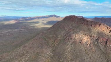 Tucson Dağları 'ndaki Golden Gate Dağı zirvesi, ABD' nin Arizona AZ kentindeki Saguaro Ulusal Parkı yakınlarındaki Gates Geçidi 'nden Sonoran Çölü manzarası ile çevrilidir.. 