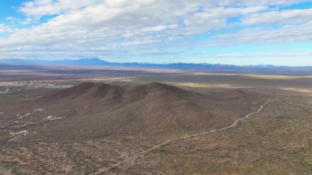 ツーソンのゴールデンゲートマウンテンピーク Sonoran Desert景観を持つ山の空中ビュー米国アリゾナ州ツーソン市のサガロ国立公園近くのゲイツパスから — ストック動画