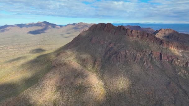 美国亚利桑那州图森市Saguaro国家公园附近盖茨山口鸟瞰图森山脉与索诺兰沙漠景观的金门山峰 — 图库视频影像