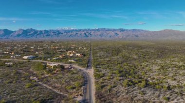Santa Catalina Dağları 'ndaki Eski İspanyol Patikası ve Lemmon Dağı üzerinde Saguaro Ulusal Parkı yakınlarındaki Saguaro Ulusal Parkı' nda ABD 'nin Arizona AZ şehrinde uçuyoruz..