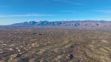 Saguaro Ulusal Parkı yakınlarındaki Santa Catalina Dağları 'ndaki Lemmon Dağı ile birlikte Arizona AZ, Tucson' daki Sonoran Çölü manzarası, ABD.