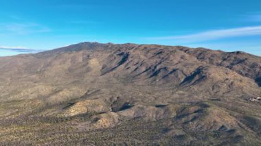 Rincon Dağları 'ndaki Tanque Verdi Sırtı, ABD' nin Arizona AZ kentindeki Saguaro Ulusal Parkı 'ndaki Sonoran Çölü manzarası ile hava manzaralı.. 