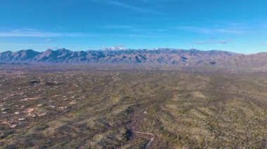 Santa Catalina Dağları 'ndaki Lemmon Dağı ve Saguaro Ulusal Parkı' ndaki Rincon Dağı 'nın doğusundaki Tucson, Arizona AZ, ABD' deki Panoramik manzarası.