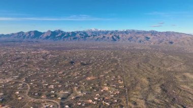 Saguaro Ulusal Parkı yakınlarındaki Santa Catalina Dağları 'ndaki Lemmon Dağı ile birlikte Arizona AZ, Tucson' daki Sonoran Çölü manzarası, ABD.