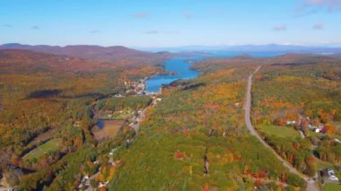 Alton Körfezi Winnipesaukee Gölü hava manzaralı ve Alton Körfezi köyünde sonbaharda Alton, New Hampshire NH, ABD. 