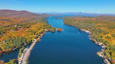 Alton Körfezi Winnipesaukee Gölü hava manzaralı ve Alton Körfezi köyünde sonbaharda Alton, New Hampshire NH, ABD. 