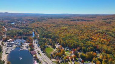 Alton Körfezi Winnipesaukee Gölü hava manzaralı ve Alton Körfezi köyünde sonbaharda Alton, New Hampshire NH, ABD. 