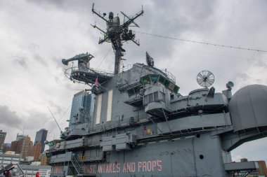 USS Intrepid (CV-11), II. Manhattan, New York 'a kalıcı olarak yanaşmış.. 