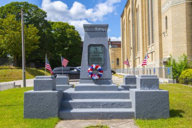 2. Dünya Savaşı anıtı, Rhode Island RI, ABD 'deki Central Falls' un tarihi şehir merkezindeki 580 Broad Caddesi 'ndeki belediye binasının önünde.. 