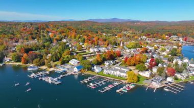 Wolfeboro tarihi şehir merkezi Winnipesaukee Gölü hava manzaralı ana caddede, Wolfeboro kasabası, New Hampshire NH, ABD. 