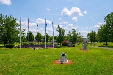 Burlington Town Common, Burlington, Massachusetts MA, ABD 'nin tarihi kent merkezinde yaz mevsimi. 