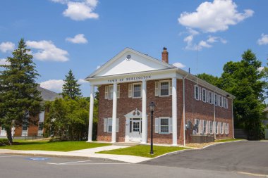 Burlington Town Common 'daki belediye binası tarihi şehir merkezi Burlington, Massachusetts MA, ABD. 