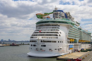 Royal Caribbean lüks yolcu gemisi Liberty, ABD 'nin New Jersey NJ eyaletinin Bayonne kentindeki Cape Liberty Cruise limanına yanaştı.. 