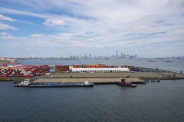 New Jersey Limanı 'nın Bayonne şehrindeki hava manzarası. Arka planda New Jersey NJ, ABD.. 
