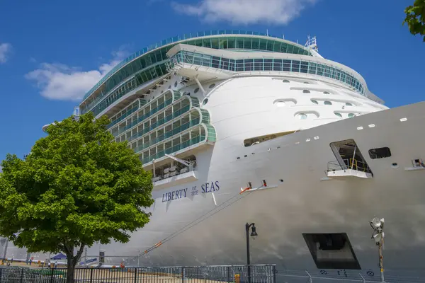 Royal Caribbean lüks yolcu gemisi Liberty, ABD 'nin New Jersey NJ eyaletinin Bayonne kentindeki Cape Liberty Cruise limanına yanaştı.. 