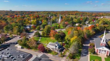 Lexington şehir merkezinin hava manzarası sonbaharda Ziyaretçi Merkezi, Lexington Common ve First Parish Kilisesi, Lexington, Massachusetts MA, ABD. 