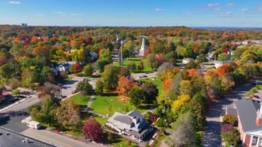 Lexington şehir merkezinin hava manzarası sonbaharda Ziyaretçi Merkezi, Lexington Common ve First Parish Kilisesi, Lexington, Massachusetts MA, ABD. 