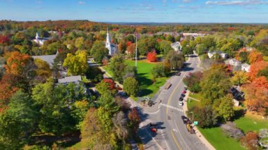Lexington şehir merkezinin hava manzarası sonbaharda Lexington Common ve First Parish Kilisesi, Lexington, Massachusetts MA, ABD. 