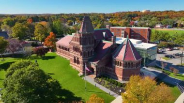 Winn Memorial Kütüphanesi, 1879 'da Woburn, Massachusetts MA, ABD' de bulunan tarihi şehir merkezi Woburn, Massachusetts MA 'da bulunan 45 Pleasant Caddesi' nde Roman Uyanışı tarzında inşa edilmiş bir halk kütüphanesidir.. 