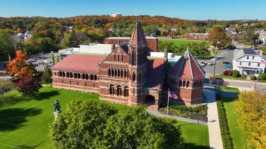Winn Memorial Kütüphanesi, 1879 'da Woburn, Massachusetts MA, ABD' de bulunan tarihi şehir merkezi Woburn, Massachusetts MA 'da bulunan 45 Pleasant Caddesi' nde Roman Uyanışı tarzında inşa edilmiş bir halk kütüphanesidir.. 
