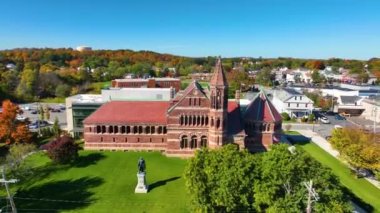 Winn Memorial Kütüphanesi, 1879 'da Woburn, Massachusetts MA, ABD' de bulunan tarihi şehir merkezi Woburn, Massachusetts MA 'da bulunan 45 Pleasant Caddesi' nde Roman Uyanışı tarzında inşa edilmiş bir halk kütüphanesidir.. 