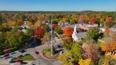 Concord Anıt Meydanı hava manzarası, Concord, Massachusetts MA, ABD 'de sonbaharda Concord Belediye Binası ve Kutsal Aile Kilisesi' ni kapsıyor.. 