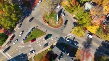 Concord Anıt Meydanı hava manzarası, Concord, Massachusetts MA, ABD 'de sonbaharda Concord Belediye Binası ve Kutsal Aile Kilisesi' ni kapsıyor.. 
