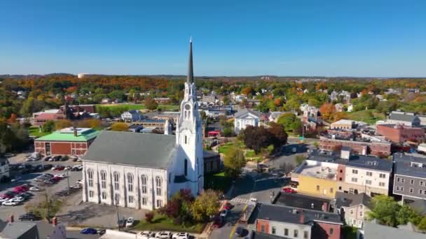 アメリカ合衆国マサチューセッツ州ウォバーンの歴史的な中心街にある322 Main Streetにおける最初の教会 — ストック動画