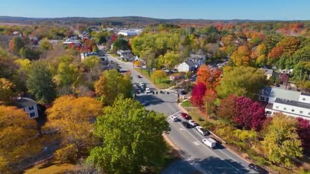 Вид Воздуха Исторического Центра Уэйленда Осенью Осенней Листвой Boston Post — стоковое видео