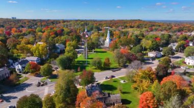 Lexington şehir merkezinin hava manzarası sonbaharda Ziyaretçi Merkezi, Lexington Common ve First Parish Kilisesi, Lexington, Massachusetts MA, ABD. 