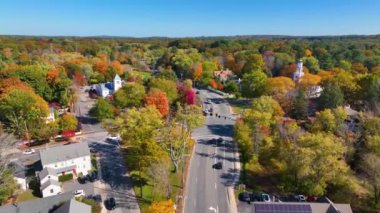 Concord Anıt Meydanı hava manzarası, Concord, Massachusetts MA, ABD 'de sonbaharda Concord Belediye Binası ve Kutsal Aile Kilisesi' ni kapsıyor.. 