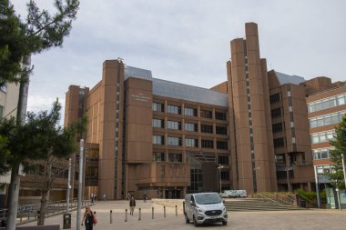 İngiltere, Merseyside, Liverpool şehir merkezindeki Derby Meydanı 'nda Kraliçe II. Elizabeth Crown Court. Liverpool Denizcilik Ticaret Şehri UNESCO 'nun Dünya Mirası Alanıdır. 