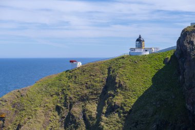 St. Abbs Deniz Feneri ve kıyı uçurumlarının havadan görüntüsü. Yazın St. Abbs, Berwickshire, İskoçya, İngiltere yakınlarındaki bir köyde.. 