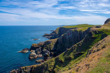 St. Abbs Head Kıyı Kayalıkları Yazın St. Abbs, Berwickshire, İskoçya, İngiltere yakınlarındaki bir köyde hava manzaralı. 