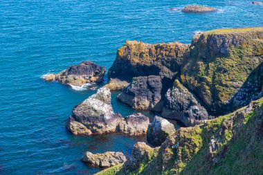 St. Abbs Head Kıyı Kayalıkları Yazın St. Abbs, Berwickshire, İskoçya, İngiltere yakınlarındaki bir köyde hava manzaralı. 