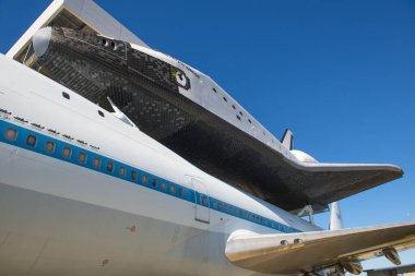 Uzay Mekiği, Houston, Teksas TX, ABD 'deki Johnson Uzay Merkezi' ndeki Independence Plaza 'da Boeing 747 Mekiği Uçak Gemisi' ne monte edildi.. 