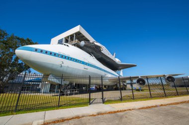 Uzay Mekiği, Houston, Teksas TX, ABD 'deki Johnson Uzay Merkezi' ndeki Independence Plaza 'da Boeing 747 Mekiği Uçak Gemisi' ne monte edildi.. 