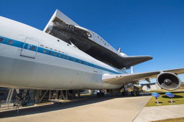 Uzay Mekiği, Houston, Teksas TX, ABD 'deki Johnson Uzay Merkezi' ndeki Independence Plaza 'da Boeing 747 Mekiği Uçak Gemisi' ne monte edildi.. 