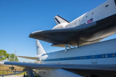Uzay Mekiği, Houston, Teksas TX, ABD 'deki Johnson Uzay Merkezi' ndeki Independence Plaza 'da Boeing 747 Mekiği Uçak Gemisi' ne monte edildi.. 