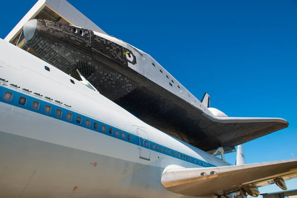 Uzay Mekiği, Houston, Teksas TX, ABD 'deki Johnson Uzay Merkezi' ndeki Independence Plaza 'da Boeing 747 Mekiği Uçak Gemisi' ne monte edildi.. 