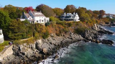 York Liman Köyü, York, Maine ME, ABD 'de sonbaharda tarihi rıhtım manzaralı York Harbor Sahili. 