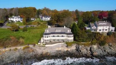 York Liman Köyü, York, Maine ME, ABD 'de sonbaharda tarihi rıhtım manzaralı York Harbor Sahili. 