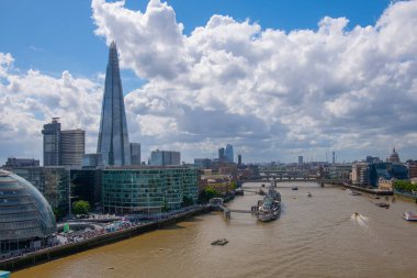 Londra modern şehir Thames Nehri 'nin güney kıyısında ufuk çizgisi, buna Çömlek Bina da dahil, Londra' nın Southwark bölgesindeki Köprü Kulesi 'nden, İngiltere, İngiltere. 