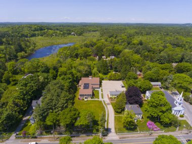 Güney Hamilton ve Birinci Cemaat Kilisesi dahil olmak üzere kırsal manzara manzarası Hamilton, Massachusetts MA, ABD 'de 624 Bay Road kasabasında. 