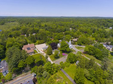 Güney Hamilton ve Birinci Cemaat Kilisesi dahil olmak üzere kırsal manzara manzarası Hamilton, Massachusetts MA, ABD 'de 624 Bay Road kasabasında. 