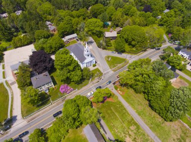 Güney Hamilton ve Birinci Cemaat Kilisesi dahil olmak üzere kırsal manzara manzarası Hamilton, Massachusetts MA, ABD 'de 624 Bay Road kasabasında. 